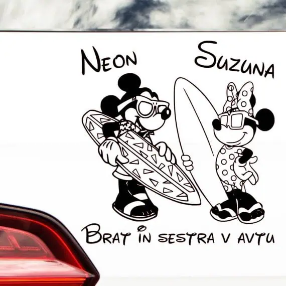 Otrok v avtu Minnie in Mickey s surfom v roki