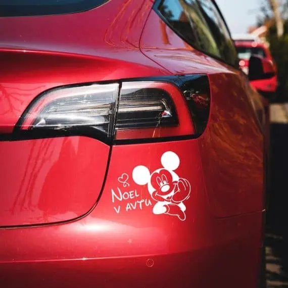 Otrok v avtu diznijev risani junak micky mouse