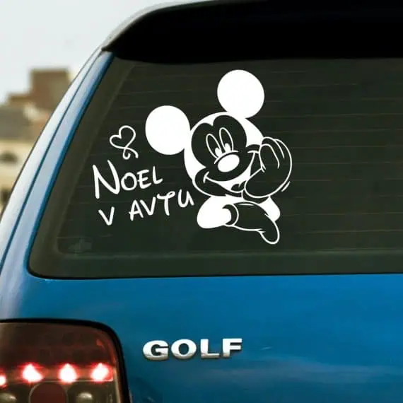 Otrok v avtu mickey mouse z napisom