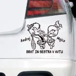 avto nalepka otrok v avtu s poslikavo sestre in brata