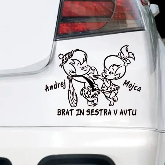 avto nalepka otrok v avtu s poslikavo sestre in brata