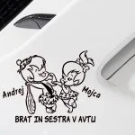 bratec in sestrica otroka v avtu