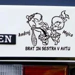 bratec in sestrica v avtu nalepka za avto