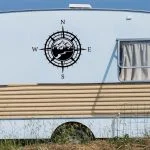 nalepka za avtodome s poslikavo kompasa