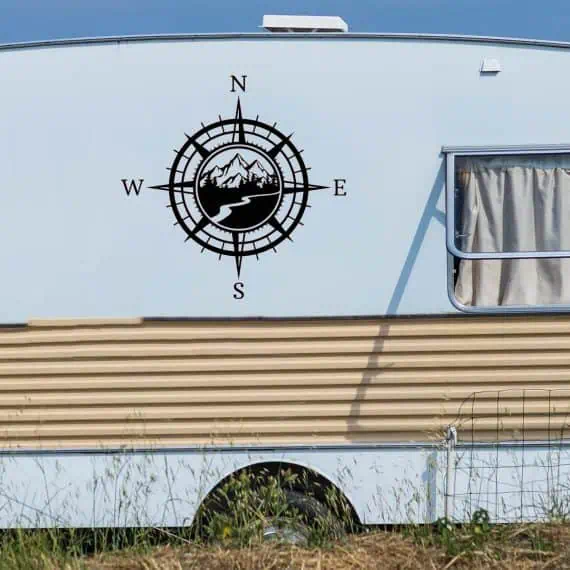 nalepka za avtodome s poslikavo kompasa