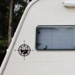 nalepka za prikolice kompas z gorami in potko za pustolovščine