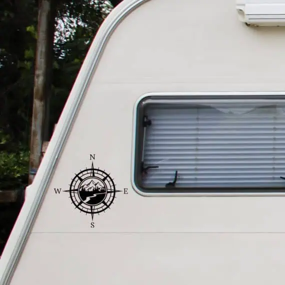 nalepka za prikolice kompas z gorami in potko za pustolovščine