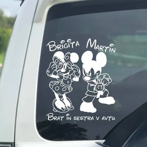 otrok v avtu z Minnie in Mickey poslikavo