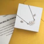 Darilo za ženske s personalizirano kartico in nakitom verižica in uhani