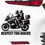 Nalepka motorista na potovalnem motorju za avto