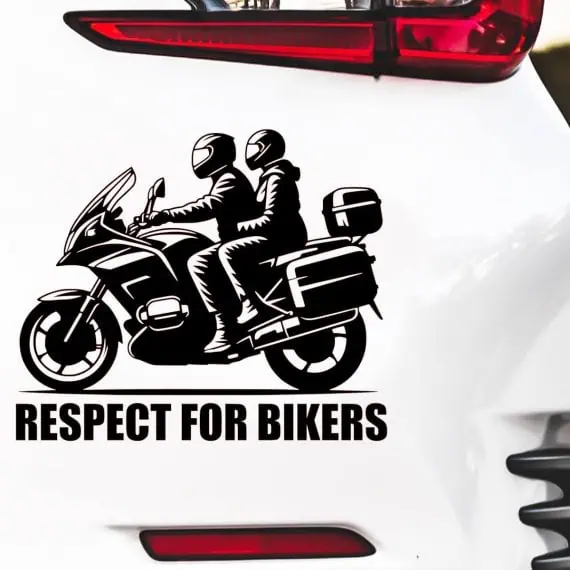 Nalepka motorista na potovalnem motorju za avto