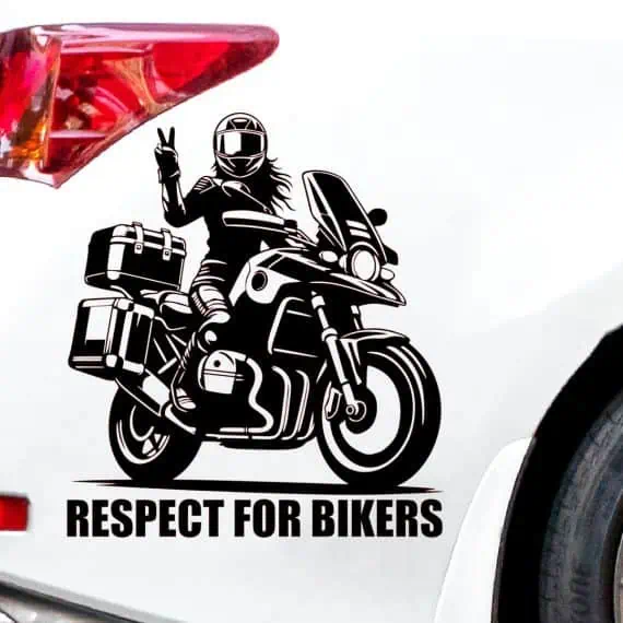 Nalepka za avto motoristka na potovalnem motorju