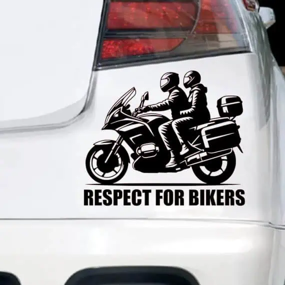 avto nalepka motorista na potovalnem motorju