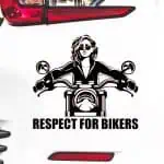 avto nalepka motoristka na motorju