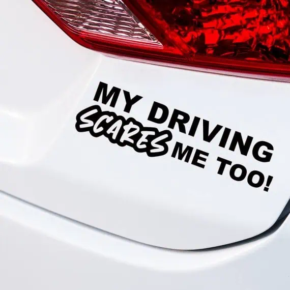 Avto nalepka z napisom My Driving Scares Me Too