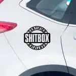 Nalepka z napisom Shitbox CERTIFIED za avto