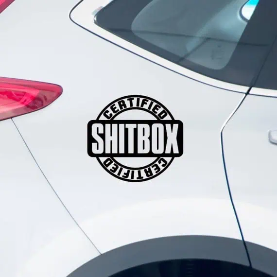 Nalepka z napisom Shitbox CERTIFIED za avto