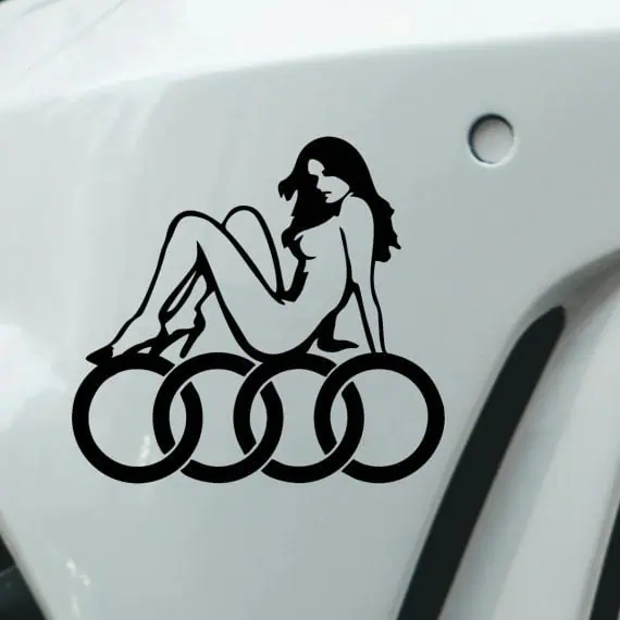 Nalepka za avto Audi logo na katerem sedi punca
