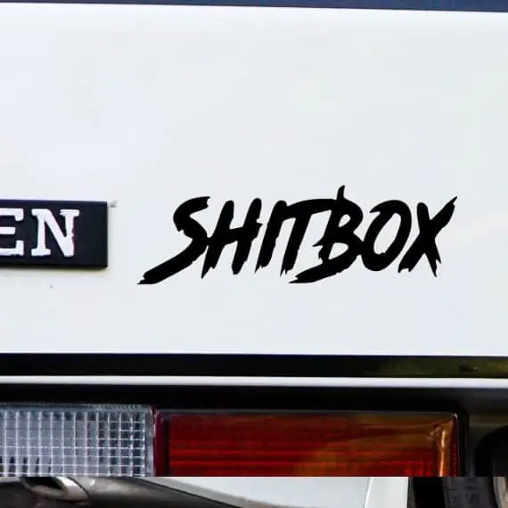 Nalepka za avto z napisom Shitbox