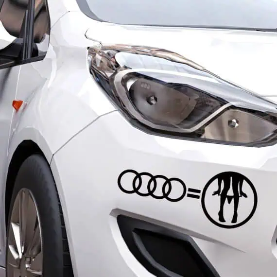Nalepke Audi in đenska ki slače hlačke