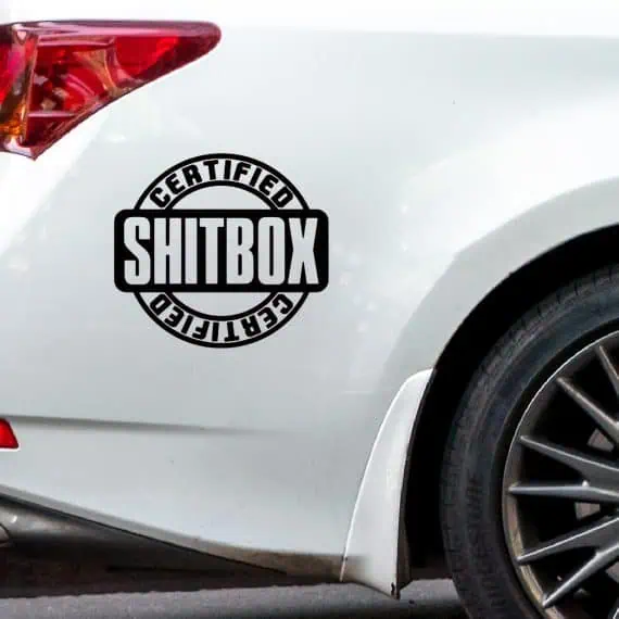 avto nalepka z napisom Shitbox CERTIFIED