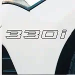 BMW 330i nalepka za avto z obrobljeno besedilo