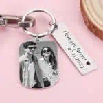 Graviran obesek za ključe s sliko in besedilom