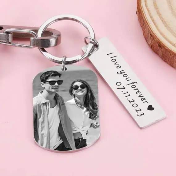 Graviran obesek za ključe s sliko in besedilom