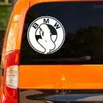 Logo BWM in prelepa ženska