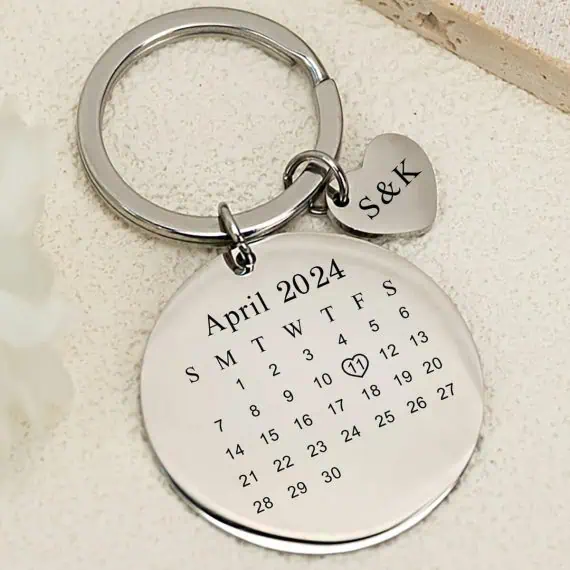 graviran obesek za pare s sliko in datumom