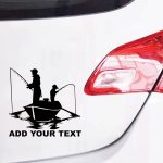 Nalepka oče in sin lovita ribe iz čolna