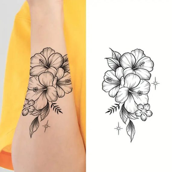 prekrasni cvetovi rož tatu v kompletu