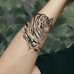 Moški tatu v kompletu tiger