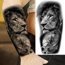 Tetovaža lev in kompas