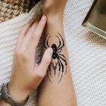 Zalasni tattoo pajek na roki
